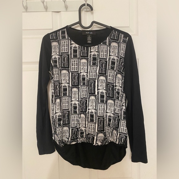 Black & white window print long-sleeve - Picture 2 of 4